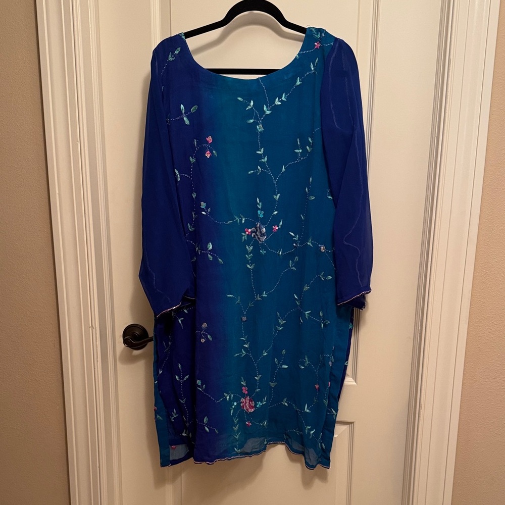 Floral straight kurta with hand embroidery and sequins work. Comes with shalwar